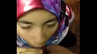 hijabi girl takes boyfriends load in mouth