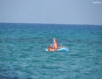 Une Femme Mature Bronzée Baise Dans La Mer