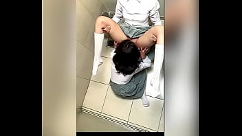 Dos Estudiantes LATINAS Tocándose En El Baño De La Escuela!