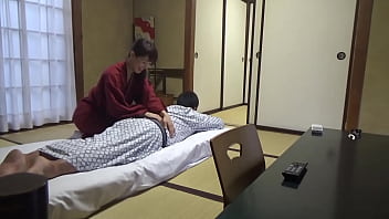 Seducing A Waitress Who Came To Lay Out A Futon At A Hot Spring Inn And Had Sex With Her! The Whole Thing Was Secretly Caught On Camera In The Room!