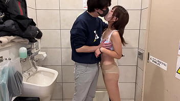 【個人撮影】人が行き交うショッピングビルの多目的トイレでセックス。　日本人　素人　オナニー　潮吹き　マッサージ　フェラ　巨乳　中出し　カップル