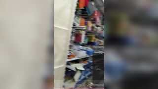 Arty Ha Un Orgasmo In Pubblico Mentre Fa Shopping Indossando Un Vibratore