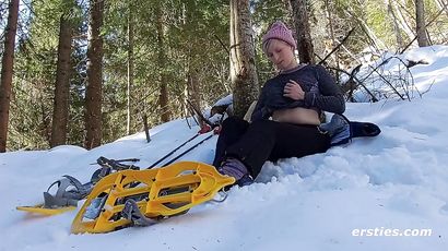 Veronicas Ausflug In Den Schnee Mit Heißem Sq   Veronica Uses Anal Toys Outdoors At Ski Resort