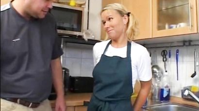 DIe Unbefriedigte Nachbarin Fickt Fremd   Bj By Blonde German Girlfriend In The Kitchen
