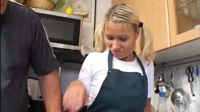 DIe Unbefriedigte Nachbarin Fickt Fremd   Bj By Blonde German Girlfriend In The Kitchen