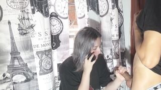 LA MUY INFIEL FOLLA CON SU HERMANASTRO MIENTRAS HABLA CON SU NOVIO POR LLAMADA