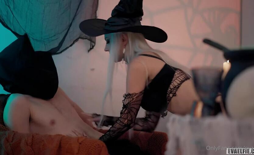 Eva Elfie: Sexy Blonde Teen In Cosplay Action