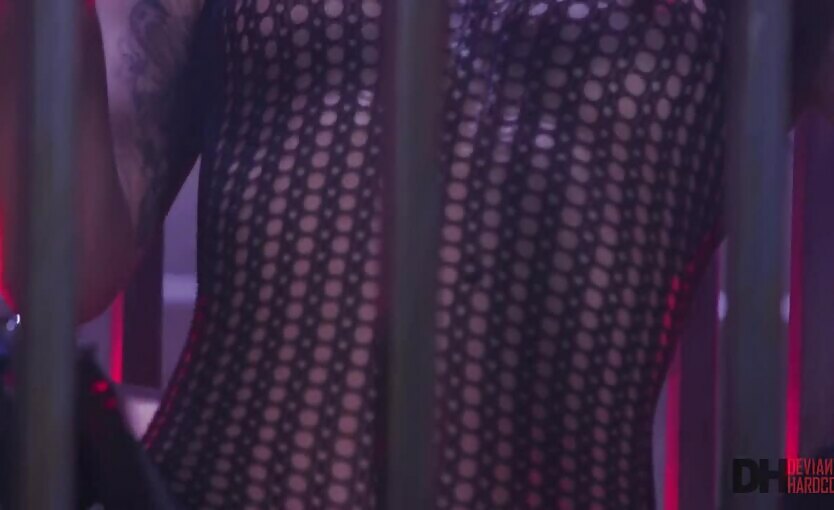 Gina Valentina's Sizzling Blowjob In A Cage